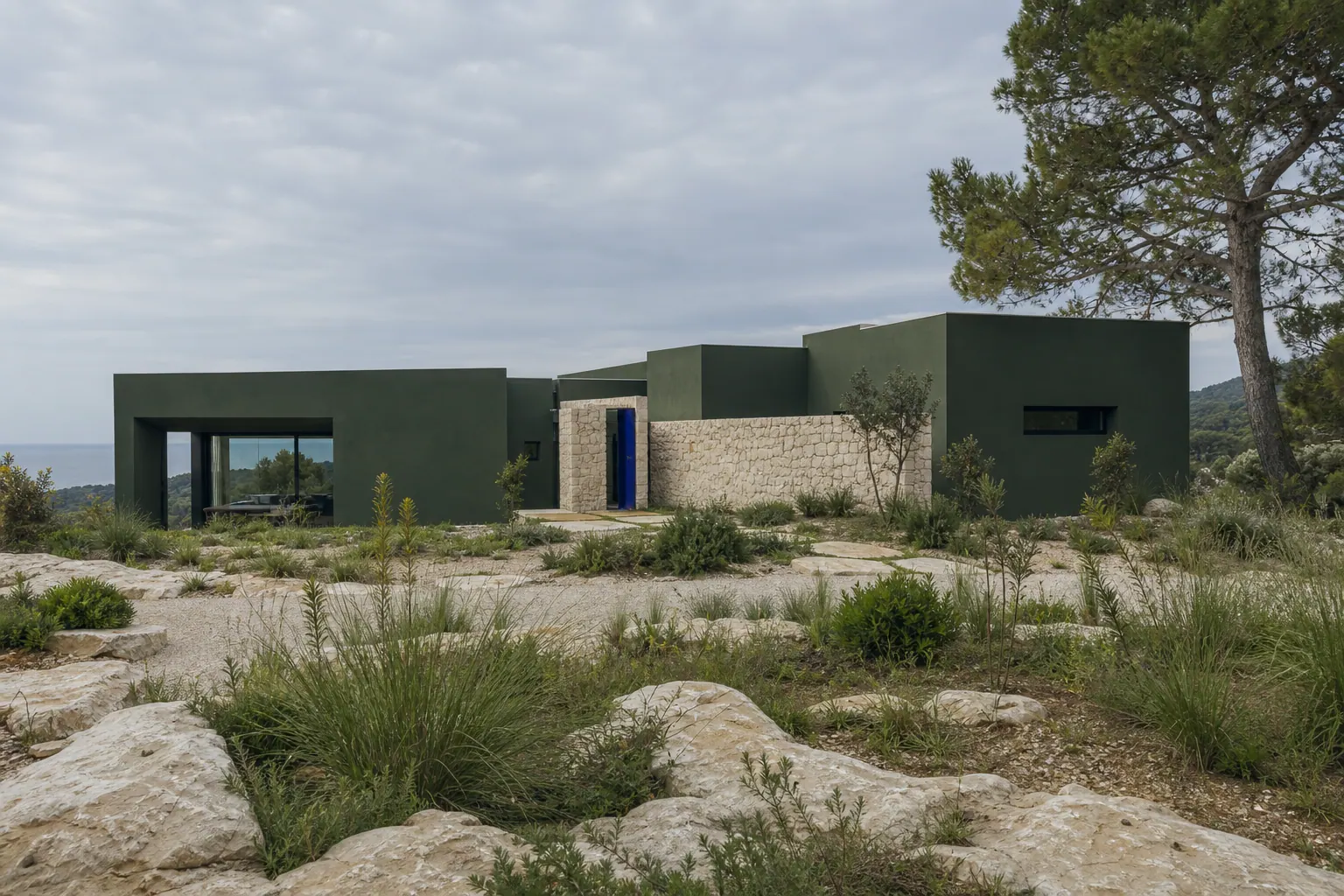 Maison contemporaine en pierre et vert profond dans un jardin côtier